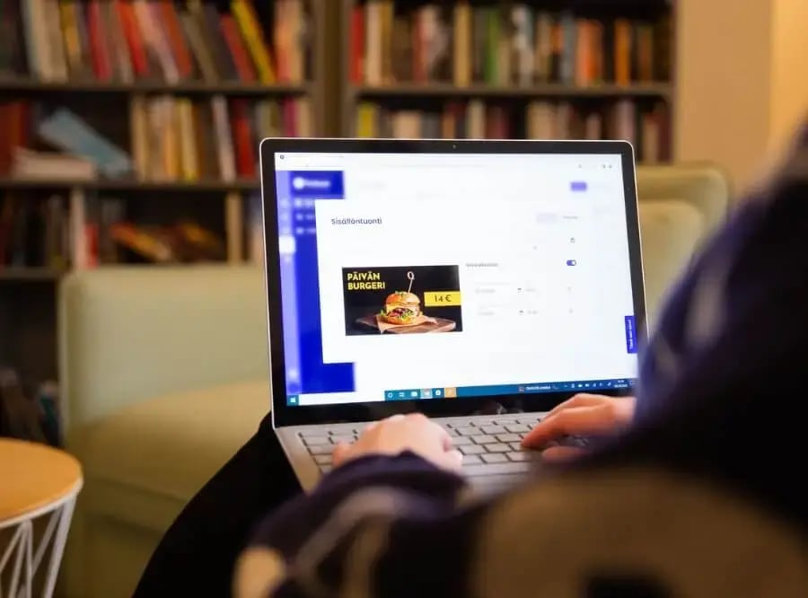 A person using the Feelment Advertising service on a laptop.