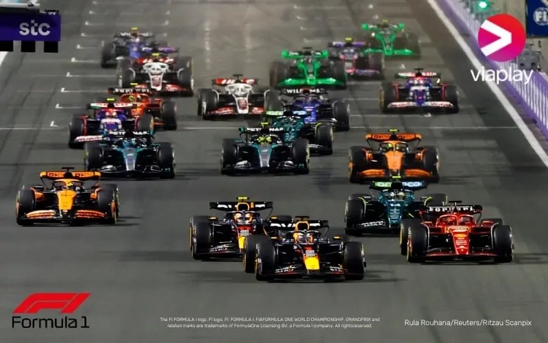 Formula1-autoja radalla.